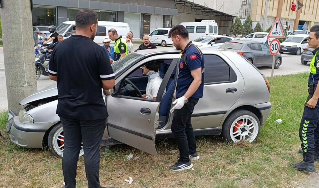 Bursa’nın İnegöl ilçesinde meydana gelen kazada, kontrolden çıkan otomobil beton