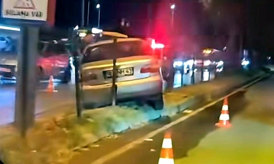 Kontrolden çıkan otomobil orta refüje çıktı Bursa’nın İnegöl ilçesinde kontrolden çıkan otomobil, kontrollü kavşakta orta refüje