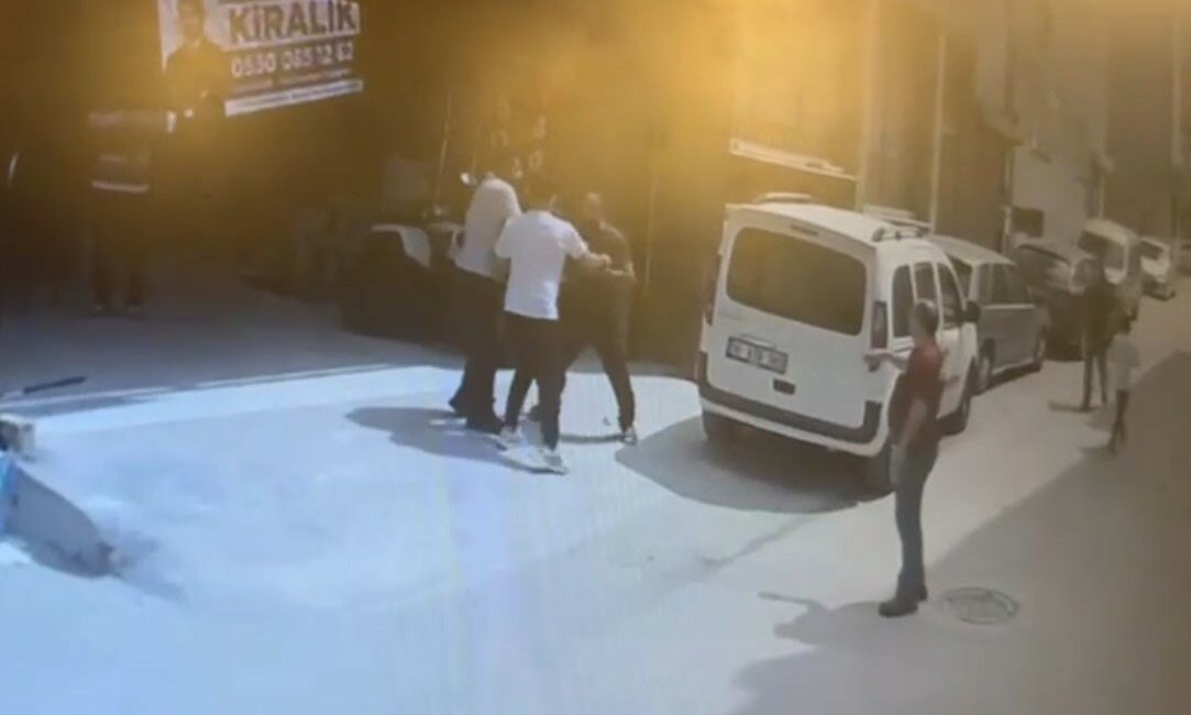 Mahalle savaş alanına döndü: Akraba kavgasında 1 kişi bıçaklandı, 6 kişi yaralandı Bursa’da bir dükkan nedeniyle akrabalar arasında çıkan tartışma kısa sürede