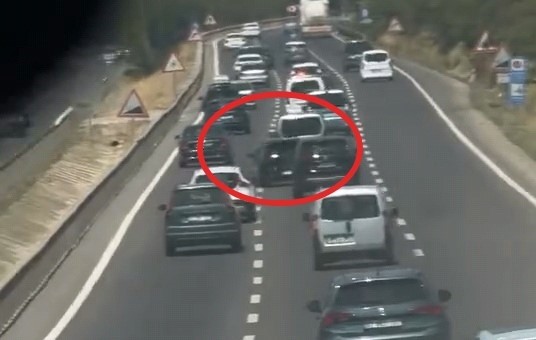 Makas atan sürücüye 10 bin lira ceza Bursa’nın İnegöl ilçesinde art arda şerit değiştirerek trafiği tehlikeye sokan