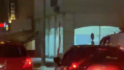 Bursa’da trafiğin yoğun olduğu ana yolda arka arkaya makas atan