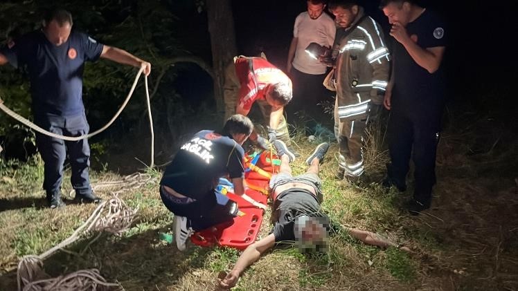 Manevra yaparken uçurumdan düştü: Kurtarılma anları kamerada Bursa’da manevra yaparken direksiyon hakimiyetini kaybeden alkollü sürücü, aracıyla 50