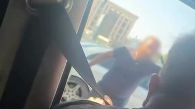 Bursa’da minibüs şoförü ile otomobil sürücüsü arasında trafikte başlayan tartışma,