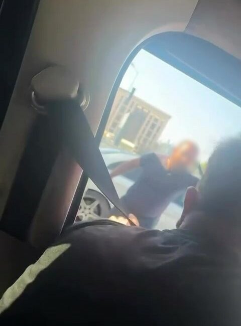 Minibüs şoförü ile otomobil sürücüsü arasındaki gerginlik kamerada Bursa’da minibüs şoförü ile otomobil sürücüsü arasında trafikte başlayan tartışma,