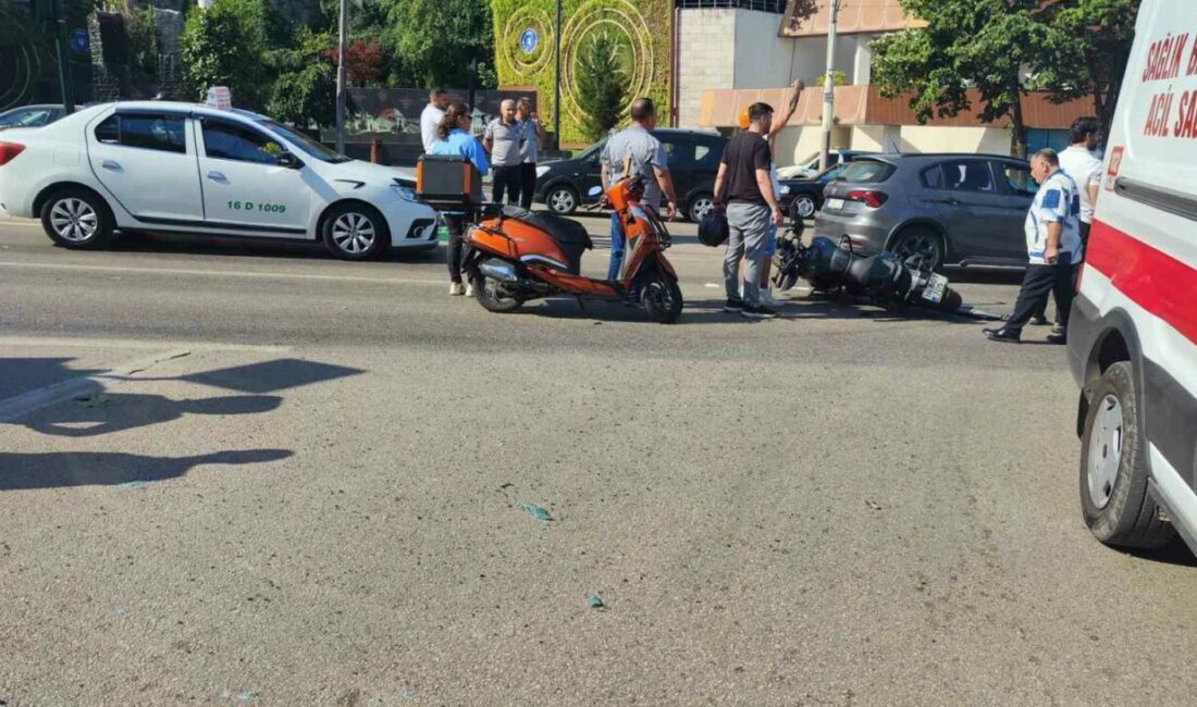 Motosiklet ambulansa çarptı: 1 yaralı Bursa’da kavşakta, motosikletin ambulansa çarptığı kazada motosiklet sürücüsü yaralanarak hastaneye