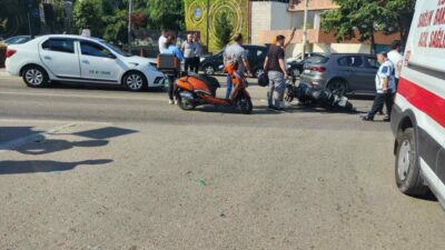 Bursa’da kavşakta, motosikletin ambulansa çarptığı kazada motosiklet sürücüsü yaralanarak hastaneye