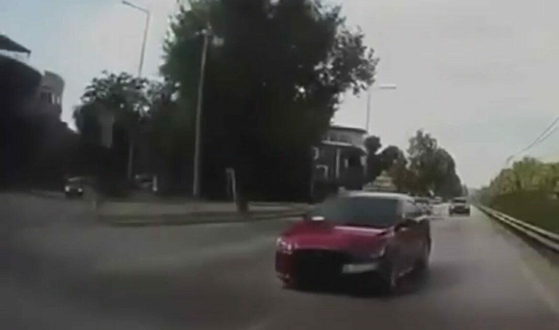 Mudanya’da makas dehşeti kamerada… Kazaya neden olan sürücüye 90 bin lira ceza Bursa’nın Mudanya ilçesinde trafikte makas atarak ilerleyen otomobil, başka bir
