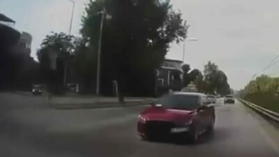 Bursa’nın Mudanya ilçesinde trafikte makas atarak ilerleyen otomobil, başka bir