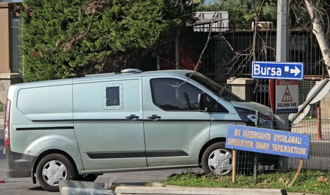 Mudanya’da zırhlı banka aracı elektrik direğine çarptı Bursa’nın Mudanya ilçesinde zırhlı banka aracı kavşaktan çıkan başka bir