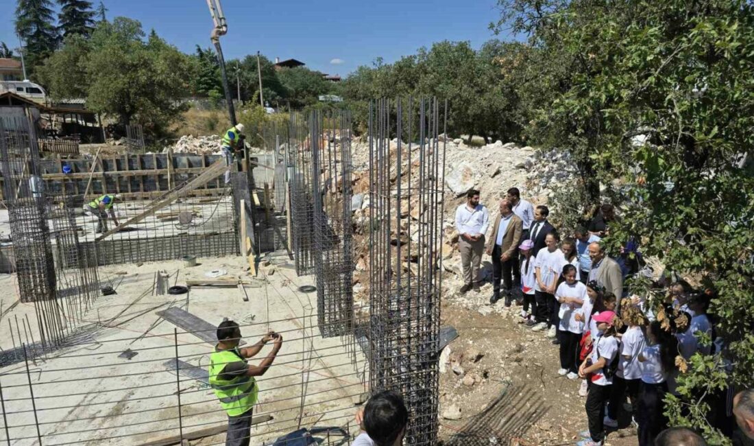 Orhaneli’de yarı olimpik yüzme havuzu temeli atıldı Bursa’nın Orhaneli ilçesi Gazipaşa mahallesinde Orhaneli belediyesi tarafından yarı olimpik