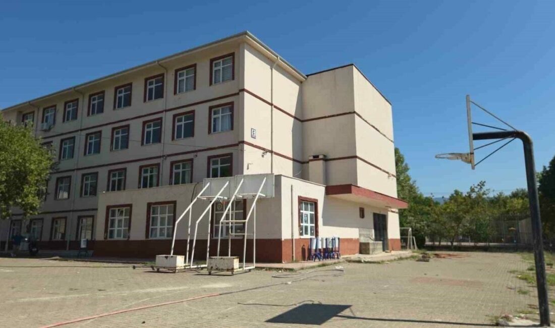 Orhangazi’deki meslek lisesinin yıkımına başlandı Orhangazi’de yenilenecek olan Orhangazi Mesleki ve Teknik Anadolu Lisesi’nin atölye