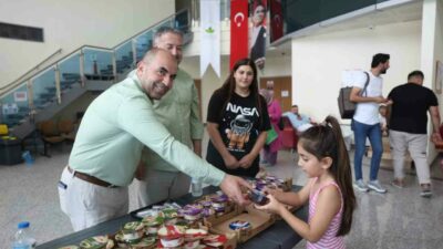 Osmangazi Belediyesi’nin yüzme branşında eğitim alan çocuklar, Demirtaş Yüzme Havuzu’nda