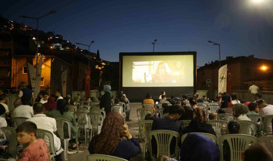 Osmangazi’de yaz akşamları sinema keyfiyle renklendi Osmangazi Belediyesi’nin “Osmangazi’de Yaz Film Gösterimleri” kapsamında Mollafenari Mahallesi’nde düzenlediği
