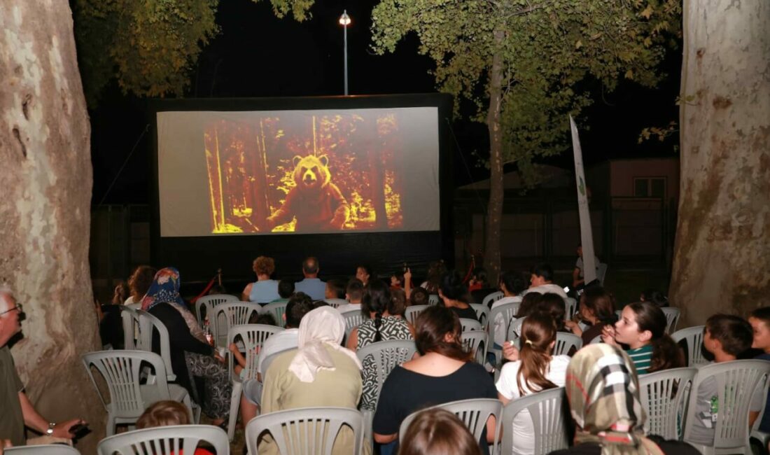 Osmangazi’de yazlık sinema çocukları buluşturdu Osmangazi Belediyesi, yazlık sinema etkinliklerini ilçenin farklı mahallelerine taşımaya devam
