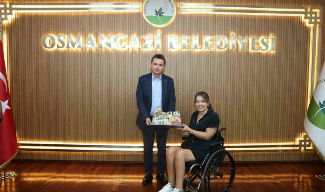 Osmangazi’nin başarılı pilotu kupayı başkan Aydın’la paylaştı Osmangazi Belediyesi’ni uluslararası ralli organizasyonlarında temsil eden başarılı sporcu Kübra