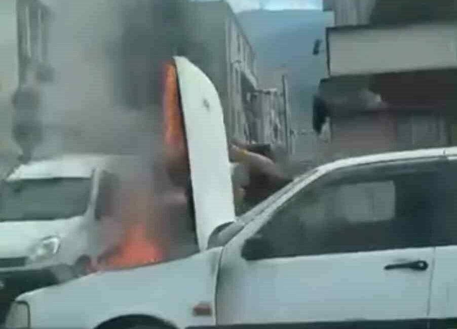 Otomobil alevlere teslim oldu Bursa’da seyir halindeki otomobil, motor kısmından bir anda alev aldı.