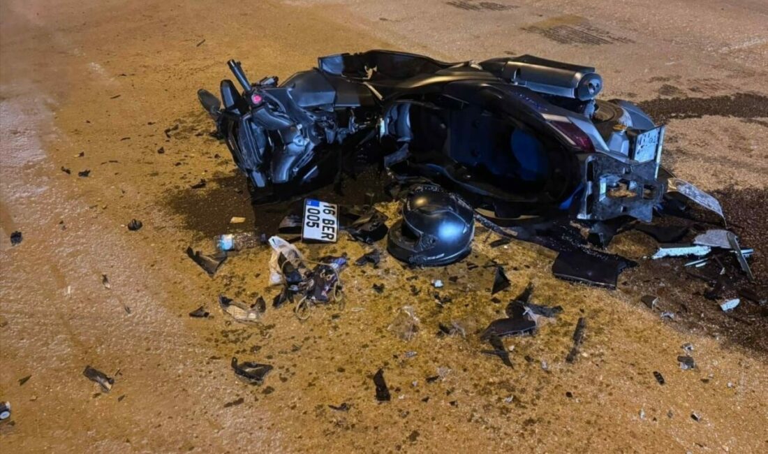 Otomobil ile motosiklet kafa kafaya çarpıştı: 1 ağır yaralı Bursa’nın İnegöl ilçesinde otomobil ile motosikletin kafa kafaya çarpıştığı kazada