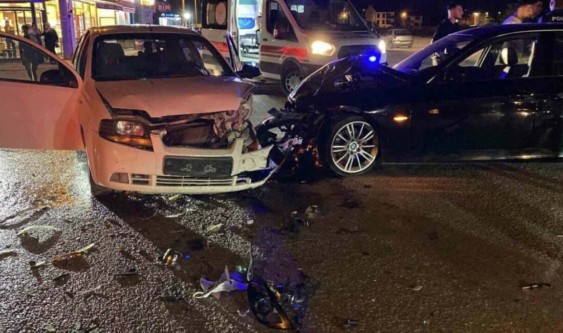 Otomobiller kafa kafaya çarpıştı: 2 yaralı Bursa’nın İnegöl ilçesinde iki otomobilin kafa kafaya çarpışması sonucu meydana