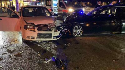 Bursa’nın İnegöl ilçesinde iki otomobilin kafa kafaya çarpışması sonucu meydana