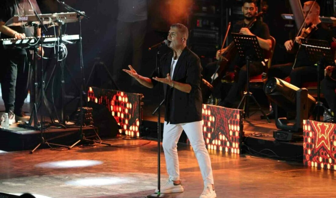 Özcan Deniz’den Bursa’da ayrılık yoklaması Uluslararası Bursa Festivali’nin son gününde sahne alan ünlü sanatçı Özcan