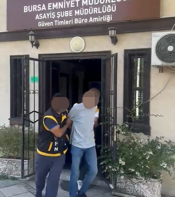 Bursa’da polis ekiplerinin aranan şahıslara yönelik gerçekleştirdiği operasyonlarda, haklarında kesinleşmiş