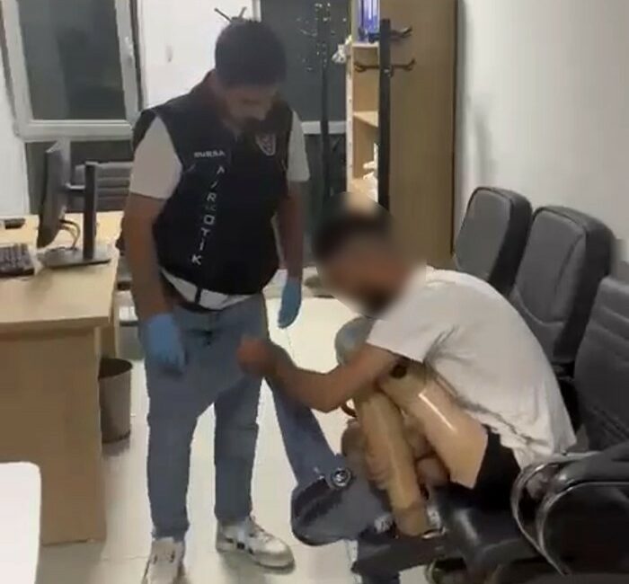 Bursa’da narkotik ekiplerinin durdurduğu araçta yakalanan Suriye uyruklu şüphelinin, 830
