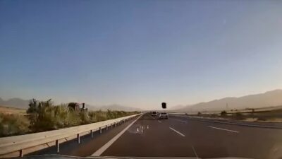 Bursa’da otobanda seyir halinde olan bir otomobilin portbagajı, rüzgara dayanamayarak