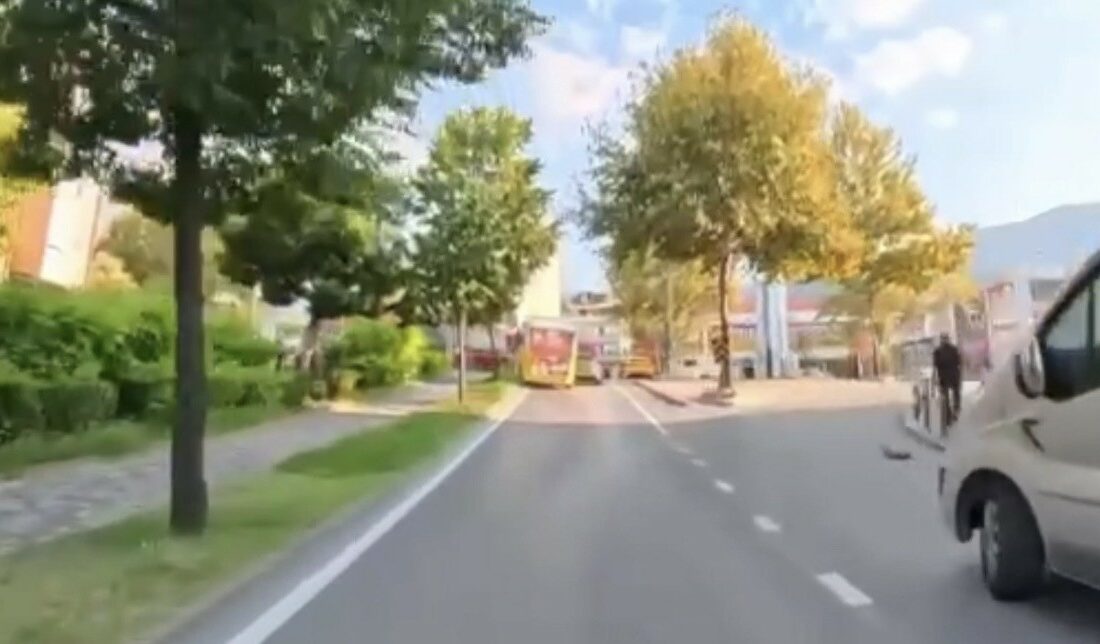 Bursa’da seyir halindeki halk otobüsü, sürücüsünün kontrolünden çıkarak yol kenarındaki