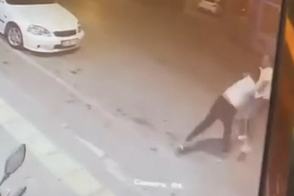 Sözlü tartışma büyüdü, yumruklar havada uçuştu Bursa’da kaldırım üzerinde duran şahıs ile otomobil sürücüsü arasında çıkan