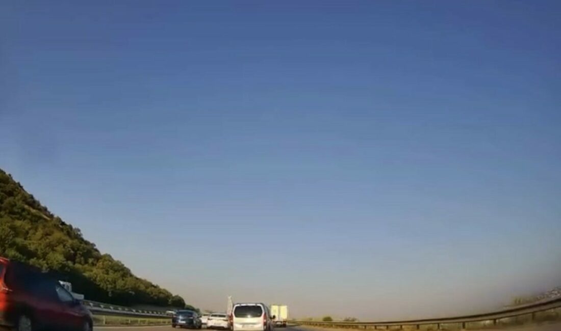 Bursa’da seyir halindeki hafif ticari araç, trafiğin aniden yavaşlaması üzerine
