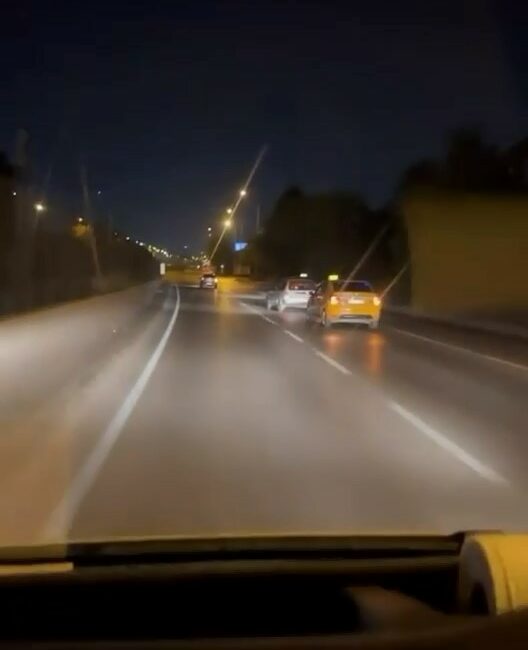 Taksiciler aracı kıskaca aldı, tehlikeli anlar kamerada Bursa’da iki taksi şoförü, henüz bilinmeyen bir sebepten dolayı başka