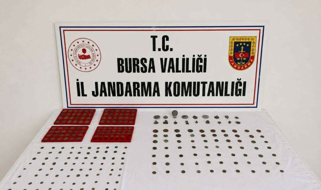 Tarihi eser kaçakçısı sert kayaya çarptı Bursa’da 59 yaşındaki tarihi eser kaçakçısı şahıs elindeki tarihi eser