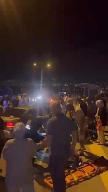 Ters istikamete giren ehliyetsiz sürücü kaza yaptı: 7 yaralı Bursa’da iddiaya göre direksiyon hakimiyetini kaybeden ehliyetsiz sürücü, orta refüjü