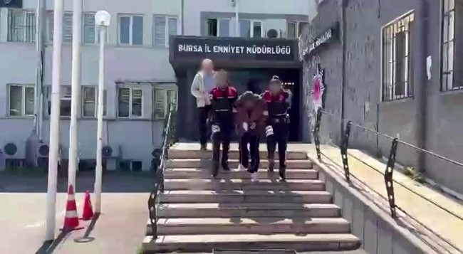 Bursa’da sosyal medyada açılan canlı yayın sırasında tartıştığı kadını vücudunun