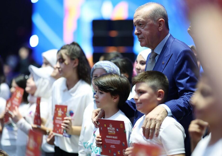 TÜGVA Bursa’dan Cumhurbaşkanı Erdoğan’ın katıldığı yaz okulu buluşmasına rekor katılım Türkiye Gençlik Vakfı (TÜGVA) Bursa İl Temsilciliği, İstanbul RAMS Park’ta