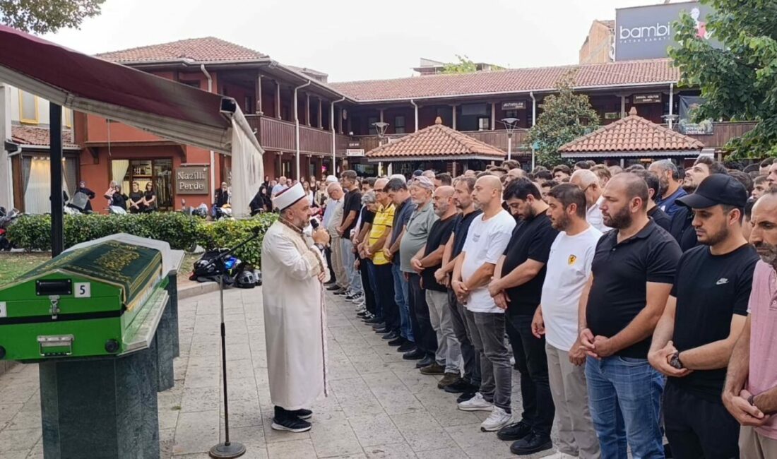 Üniversite hayali yarım kaldı: Arkadaşları tabutunu omuzladı Bursa’nın İnegöl ilçesinde motosiklet kazasında hayatını kaybeden 20 yaşındaki Talha