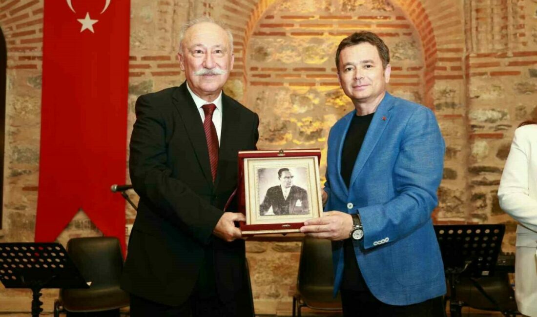Usta oyuncu Altan Erkekli Osmangazi’de “Bir Memleket Hikayesi” anlattı Osmangazi Belediyesi, 30 Ağustos Zafer Bayramı’nın 104’üncü yıl dönümünü, usta