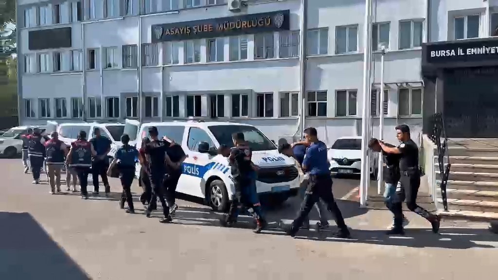 Vatandaşlara zorla hesap açtırıp kara para aklayan şahıslara baskın Bursa’da vatandaşlara zorla banka hesabı açtırarak bu hesapları kara para