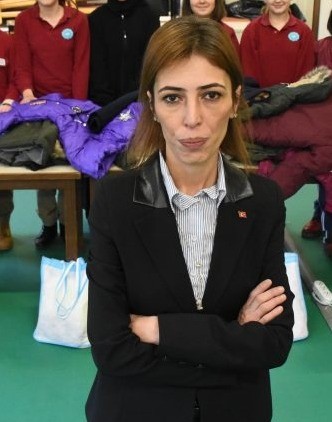 Yardımsever Şule Öğretmen hayatını kaybetti Bursa’nın Gemlik ilçesinde öğretmenliği kadar yardımsever kişiliğiyle de tanınan, özellikle