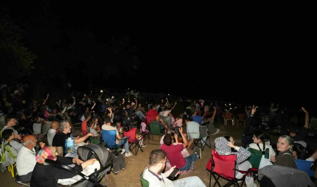 Yenişehir’de binlerce kişi gözlerini gökyüzüne çevirdi Yenişehir Belediyesi tarafından Çiçeközü Göleti’nde düzenlenen Perseid Meteor Yağmuru gözlem