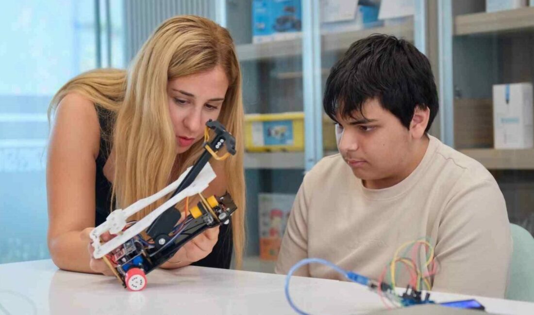 Yıldırım’da gençler geleceğe hazırlanıyor Yıldırım Belediyesi, dijital dönüşüm vizyonunu gençlere ve çocuklara yönelik Robotik