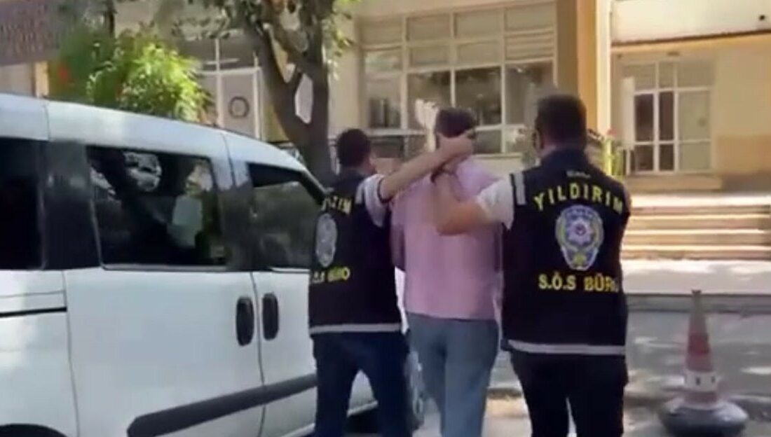 Yıldırım’da polis düğmeye bastı: 9 aranan şahıs yakalandı Bursa’nın Yıldırım ilçesinde polis ekiplerinin aranan şahıslara yönelik gerçekleştirdiği çalışmalarda,