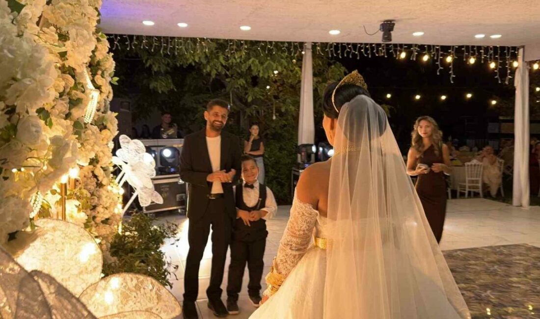 10 yıllık evlilikte sürpriz: Yeniden gelinlik giyip nikah tazeledi Bursa’nın İznik ilçesinden olan 35 yaşındaki Esma Sezen, doğum günü