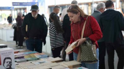 2. Osmangazi Kitap Günleri, kitapseverlerin yoğun ilgisiyle devam ediyor. Ünlü
