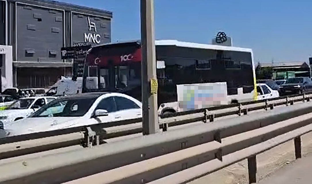 2 otobüsün de karıştığı zincirleme kazada 7 yaşındaki çocuk yaralandı Bursa’nın İnegöl ilçesinde meydana gelen zincirleme trafik kazasında 2 otobüs