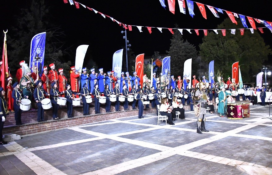 88 kişilik kadro Türkiye’de bir ilke imza attı Bursa’nın Yenişehir ilçesinde düzenlenen 11. Uluslararası Altın Biber Festivali coşkulu