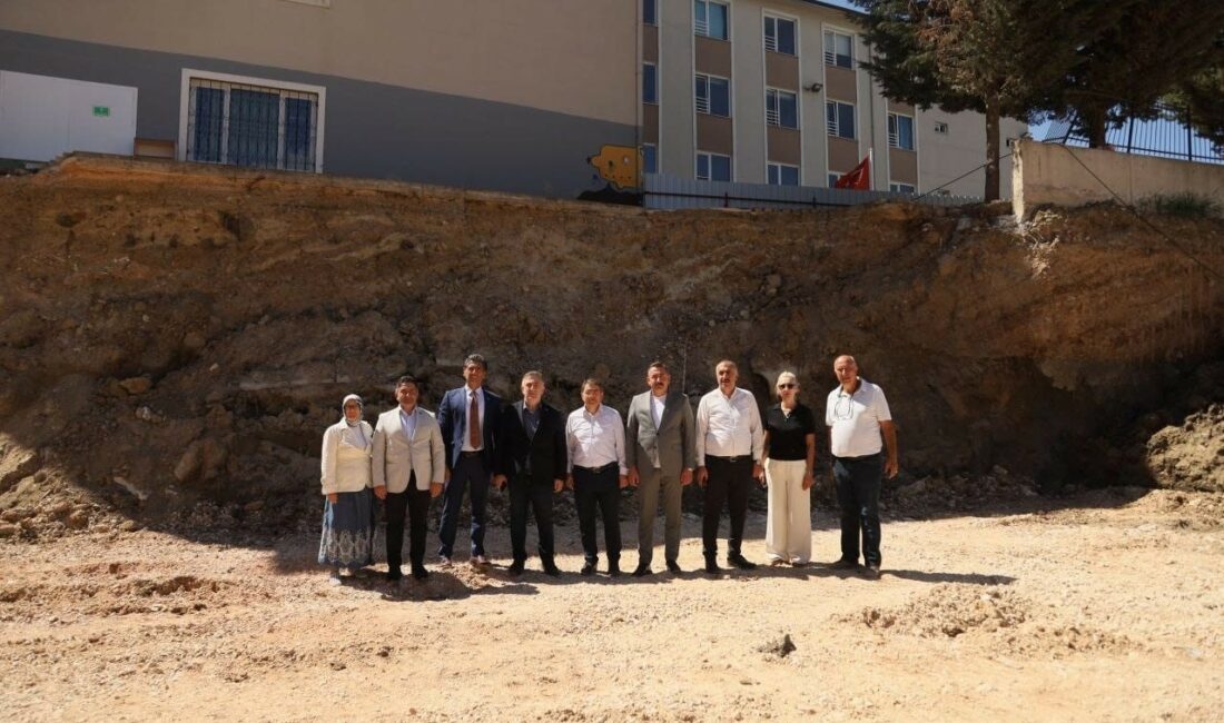 AK Parti Mudanya İlçe Başkanlığından Mütareke İlkokulunda inceleme AK Parti Mudanya İlçe Başkanlığı, Mütareke İlkokulunun bahçesindeki istinat duvarının