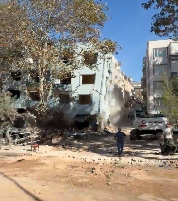 Altı katlı apartman yıkım sırasında çöktü Bursa’nın Mustafakemalpaşa ilçesinde 6 katlı apartmanın yıkımı sırasında korku dolu