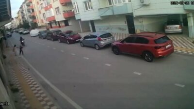 Bursa’nın Karacabey ilçesinde aniden yola çıkan küçük çocuğa motosiklet çarptı.