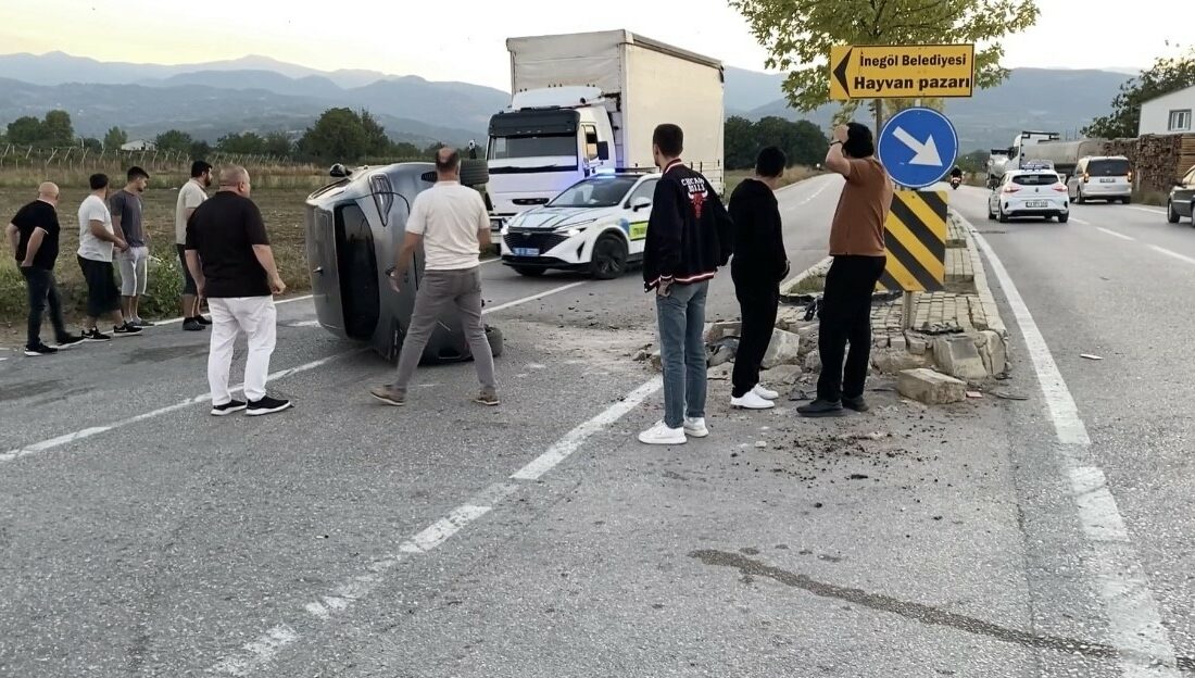 Ara sokaktan çıkan araca çarpmamak için refüje daldı… O anlar kamerada Bursa’nın İnegöl ilçesinde iki otomobilin karıştığı kazada 1 kişi yaralandı.